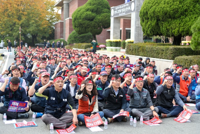 2017년10월26일 경영진 규탄 총력투쟁 결의대회-앞줄 좌측부터 마사회 업무지원직 노조위원장 윤정욱-마사회 시경직노조위원장 김희숙-박해철 공공노련 위원장-한국마사회 노동조합 전병준 위원장.jpg