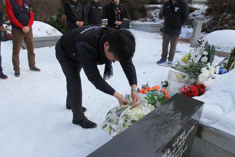 2018 열사묘역 참배 (8).jpg