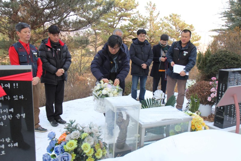 2018 열사묘역 참배 (13).jpg